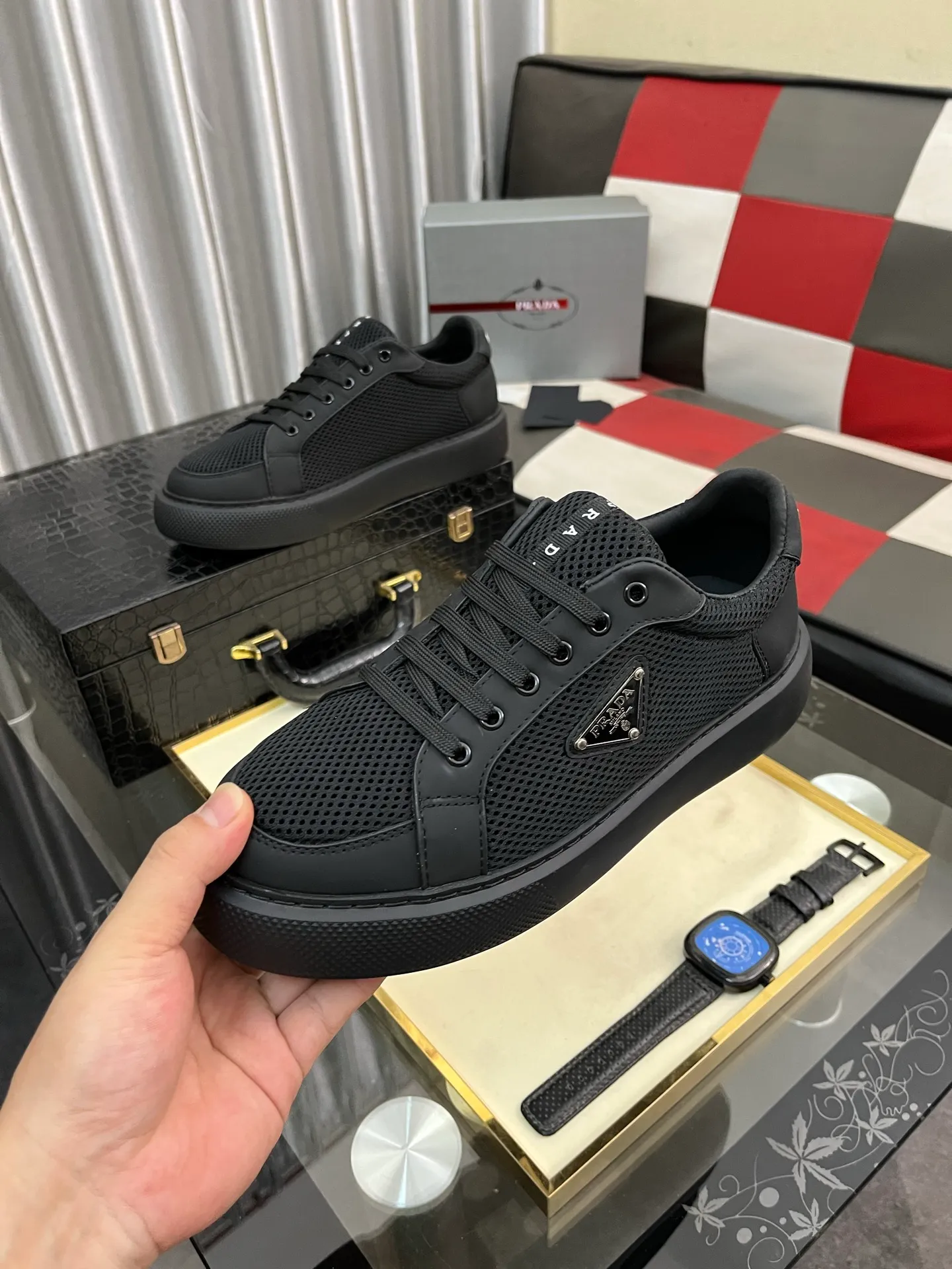 Men's men's shoes💰580⌚️⌚️Prada Prada early spring new model, top original quality, Prada casual sports shoes, made of imported solid color patent leather, spliced mesh cowhide upper, three-dimensional geometric segmentation, multi-color splicing, fashionable and generous, soft, comfortable and breathable. The tongue is decorated with classic letter logo, with fabric lining, cowhide foot pads, matched with P family's exclusive rubber outsole, upper material, breathable knitted fabric imported from Italy The delicate texture is super high-end! Fetal cowhide lining, super soft and comfortable, original molded outsole Size: 38-446️⃣ colors available